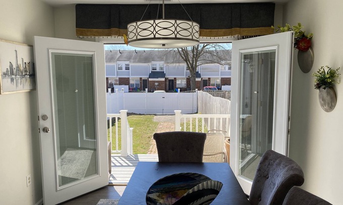Richmond House | VCU Fenced Pet Friendly Keyless King Suite + 2 Queen Bedrooms