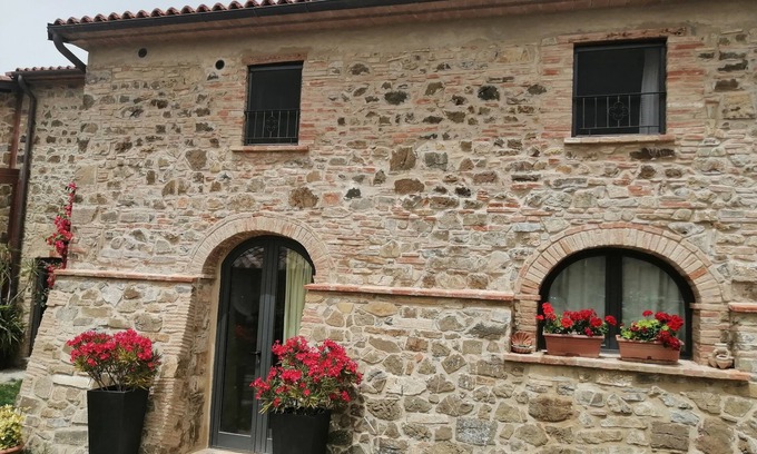 Montenero House | Vecchio Casale Quercetino: Tuscany Vacation rentals 7pl countryside, park, pool