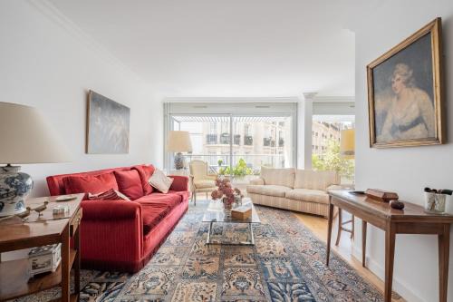 Neuilly-sur-Seine Apartment | Veeve - Refined Retro