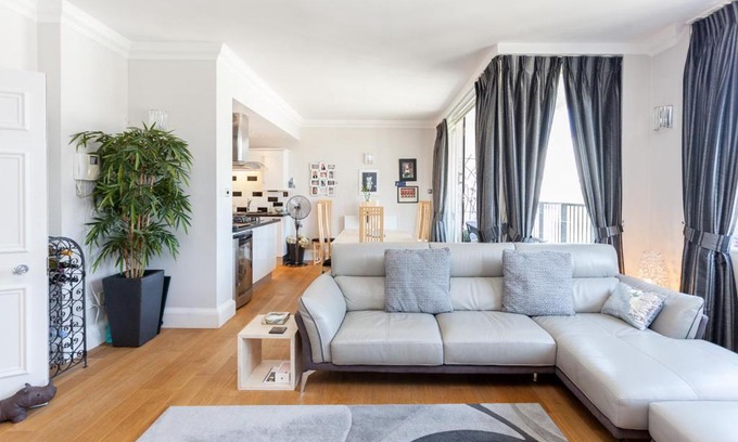 Chelsea Harbour Apartment | Veeve - Riverside views at Chelsea Harbour