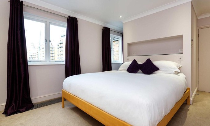 Tower Hill House | Veeve - Waterside Mews