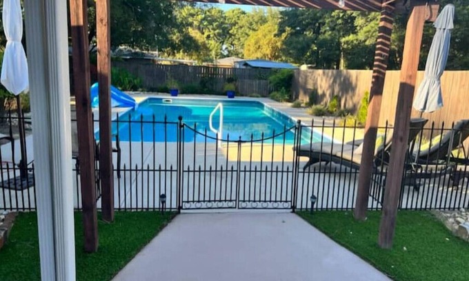 Gunter Afs House | Vega Vacation Spacious 3 BR w/king beds+pool