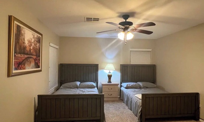 Sunrise Manor House | VEGAS DREAM HOME :6 BEDROOM ,7 BED+ 2 SOFA BEDS FOR ULTIMATE COMFORT