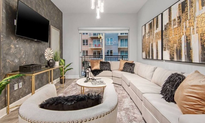 The Woodlands Apartment | Vegas Glam · 5* Lux 2 Kings, Pool, Gym, Parking