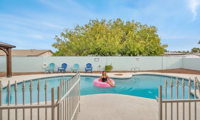 Rancho Oakey Apartment | Vegas Retreat -Single Story Pool&Hot Tub Games&BBQ