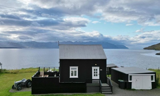 Grenivik House | Vellir- Home with a view