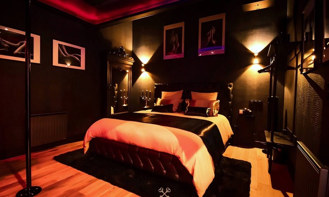 Choisy-le-Roi Apartment | VELVET & LEATHER - Luxurious Loveroom near Paris - Spa Sauna Secretroom Cinema