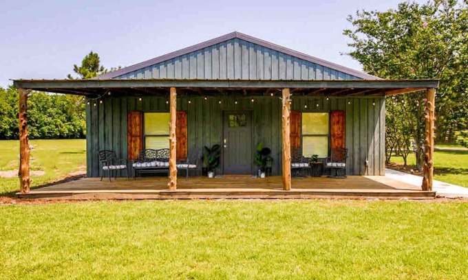 Ellendale House | Velvet Peacock - 2BR/1BA country retreat