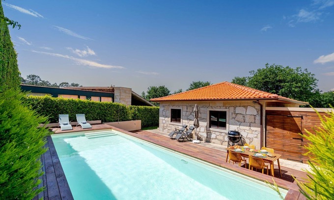 Caminha House | Venade Mountain House - Green Views, Pool & BBQ