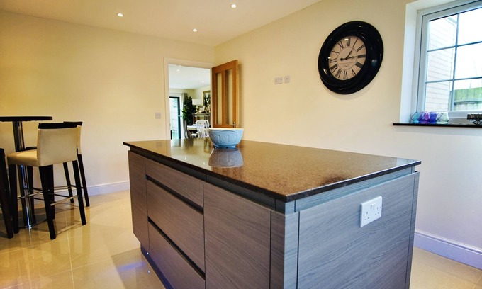 Caversham House | Venetia Luxe Cottage - 4 Bed - Near Countryside/Reading Town