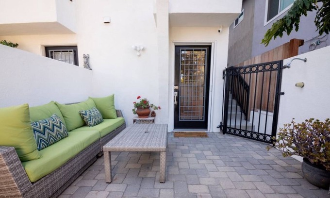 Marina Peninsula Apartment | * Venice Beach Rental – 1.5 Blocks to Beach!