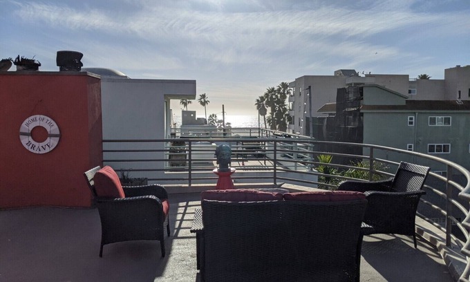 Venice House | Venice Beach's FINEST 1877SF 2BD 2BA & 2 CAR ATTACHED ENCLOSED PRIVATE GARAGE!n