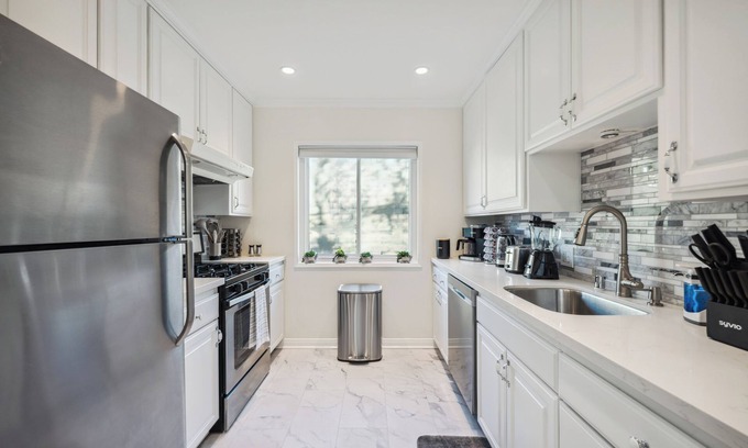 Palms House | Venice Blvd Bliss - Beach and Airport 10 min away