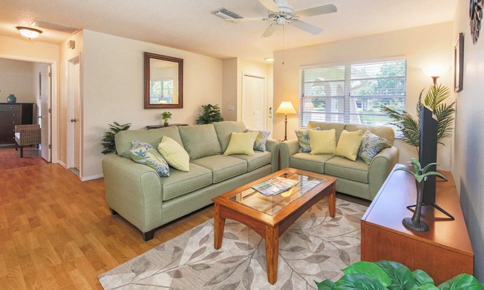 Venice Gardens House | Venice Palm Villa - Minutes to the Beach - Screened Patio- Fenced yard!