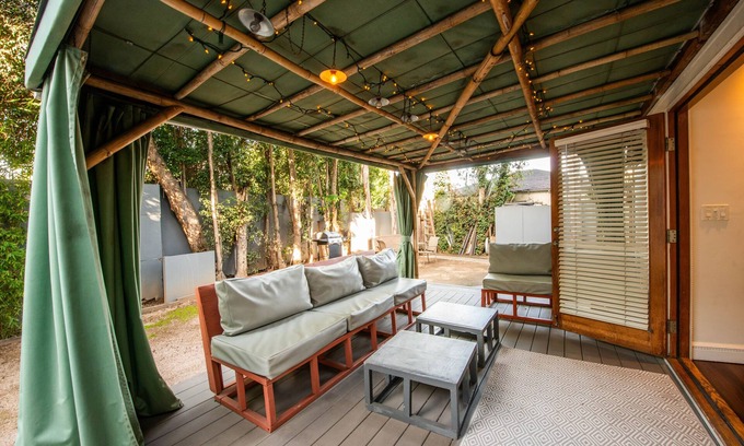 Venice House | Venice Studio With Outdoor Cabana Studio Bedroom Apts by RedAwning