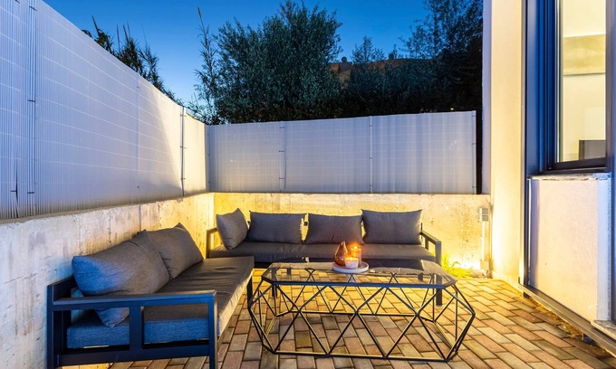 Anatolikos Sinikismos Apartment | Ventiri Lofts - Luxury Duplex w Private Garden