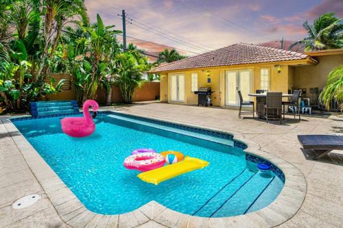 Birch Park Finger Streets House | Ventur Vintage Beach House Luxury Pool