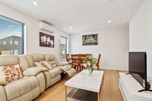 Mangere House | Ventura Delight Townhouse with Parking and Patio