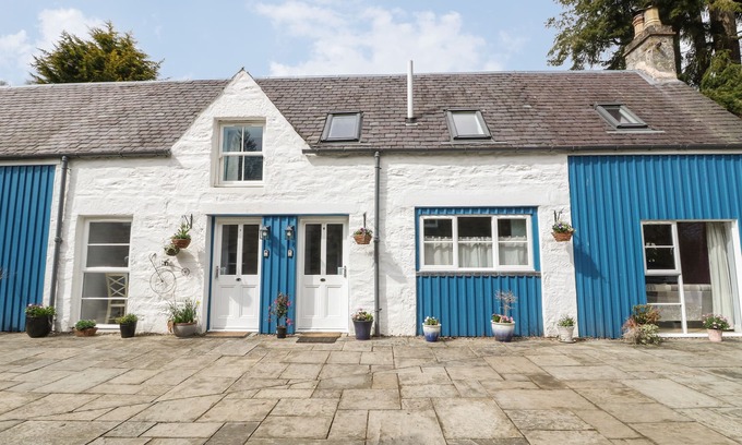 Strathtay Cottage | VERDI, pet friendly, with open fire in Strathtay