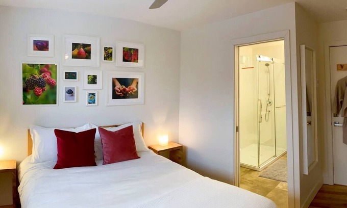 Shefford Apartment | VERGER Room – Cozy & Eco-Friendly Stay around Mt. Shefford, VERGER Room – Zen & Nature-Inspired Spac