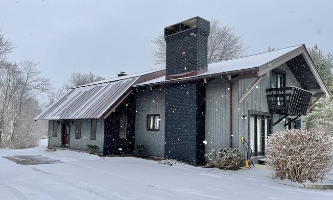 South Shaftsbury House | Vermont Hillside Retreat