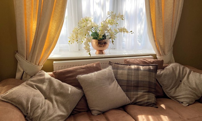 Tilney Fen End House | Versatile Countryside Haven: Ideal for Families, Professionals & Contractors