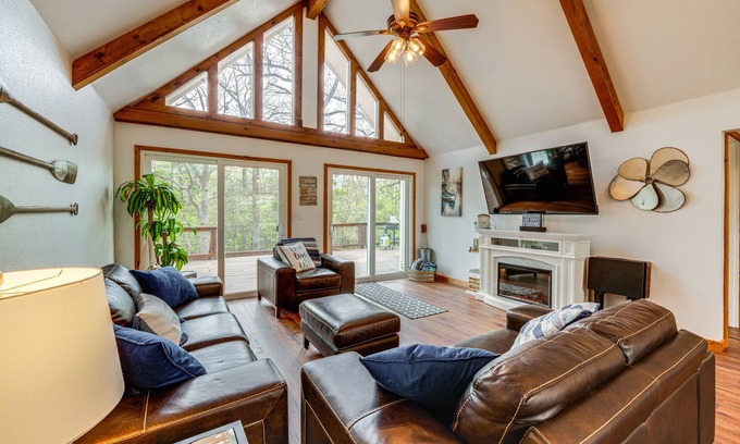 Pottsboro House | Versatile Home w/Deck & Grill, 1 Mi to Lake!