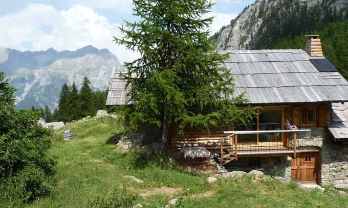 Puy-Saint-Vincent Ski Chalet | Very beautiful, new alpine chalet, located in the exceptional valley of Narreyroux.