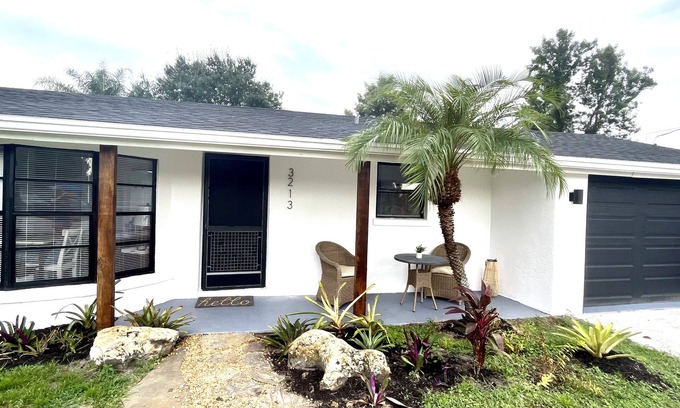 Sarasota Springs Villa | Very bright 3-bedroom pool villa, close to siesta Key beach
