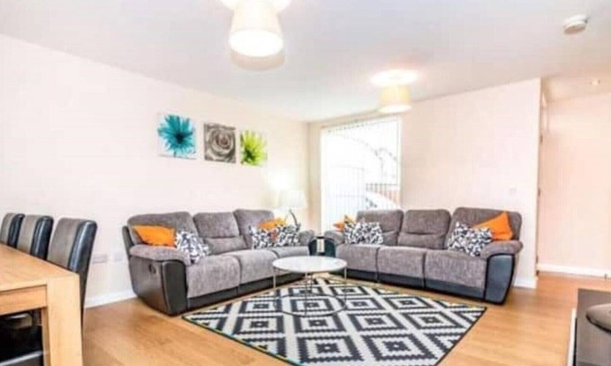 Manchester House | VERY CLEAN + PARKING + INTERNET