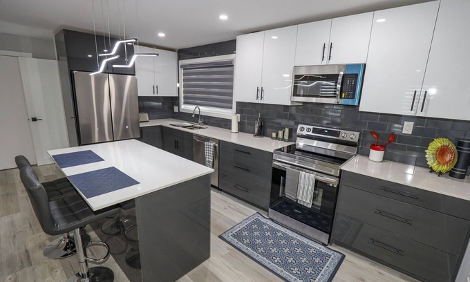 Winnipeg House | Very Convenient 5 BR in quite neighborhood