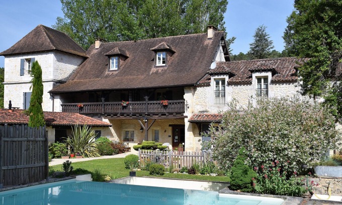 Antonne-et-Trigonant Apartment | Very spacious garden apartment near swimming pool Grand Périgueux
