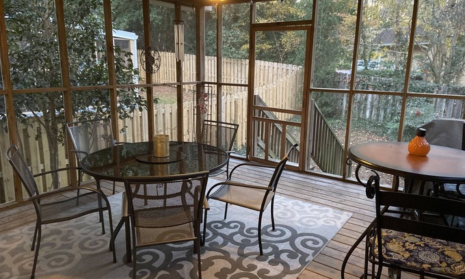 Summerville House | Very Spacious 3 Bedroom/3 bath townhome- 2000 sq ft.