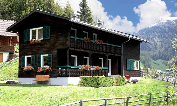 Innerkrems Villa | Very spacious Chalet with sauna and garden