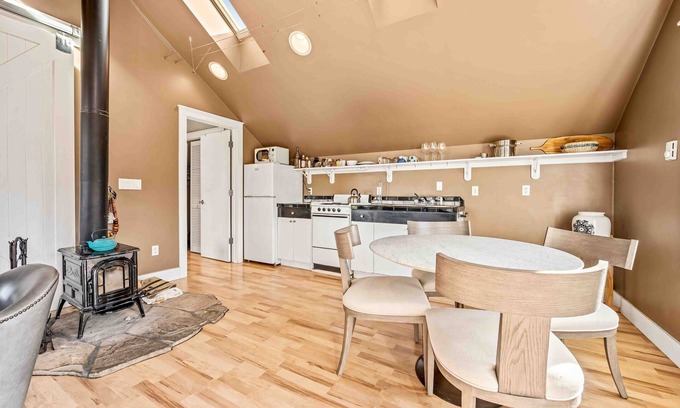 Nederland Ski Chalet | Very spacious vaulted ceiling 1-bdrm Chalet in Ned, 10 min from skiing, Views