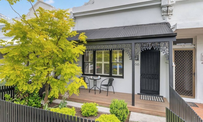 Albert Park Apartment | Very Victorian, Modern & Special. 2BRM, 1BTH.