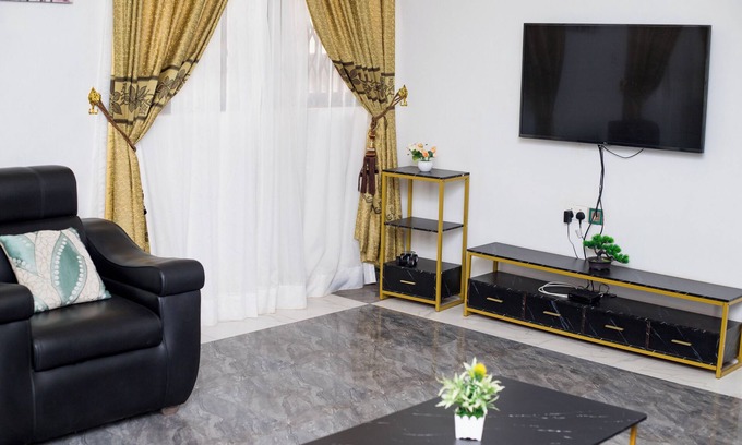 Kumasi Apartment | Vesgrah Homes cozy Apartment with Super King Size Bed