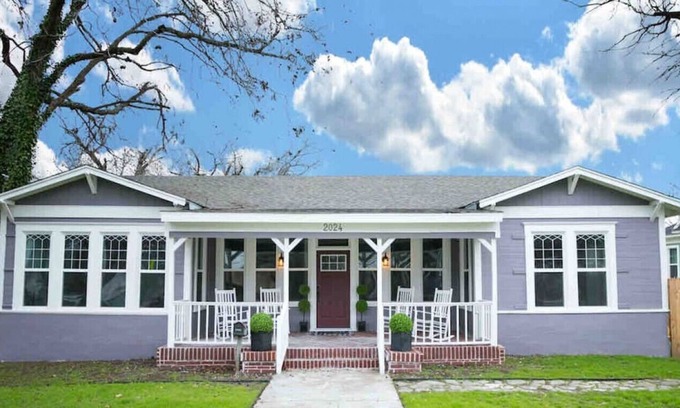 Austin Ave. House | Vesper Violet House - Hot Tub - Uptown District