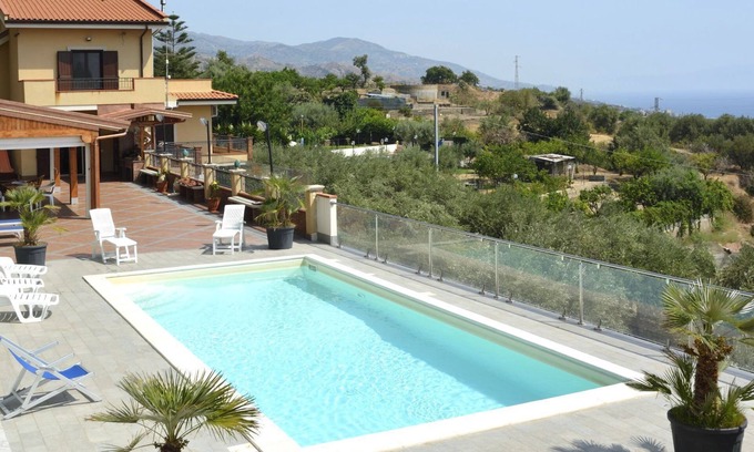 Santa Teresa di Riva Villa | Villa Gemma di mare, near Savoca.