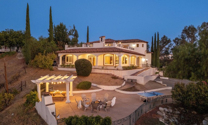 Temecula Villa | Via del Sur by AvantStay | Private Spanish Villa w/Views | Walk to Wineries!