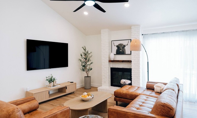 North Austin Civic Association House | Vibe and cozy House minutes from Q2 Stadium The Domain Downtown you'll love it.