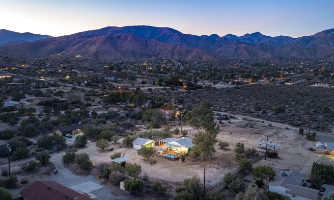 Morongo Valley House | Vibe Out on the deck at The Pinto Corral