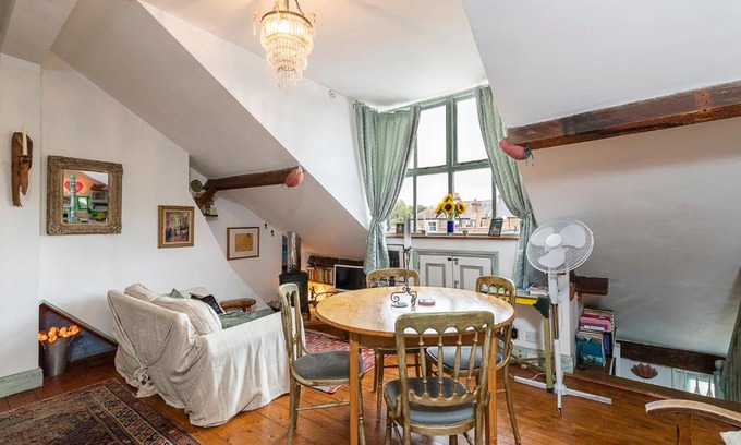 North Kensington Apartment | Vibrant 1 bed studio in North Kensington for 2-3