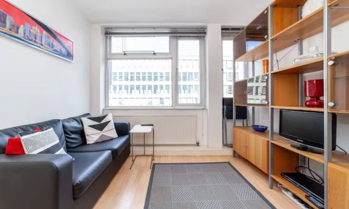 St. Pancras Apartment | Vibrant 1BR Flat in Fitzrovia, 2 min to Tube