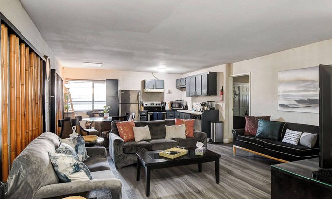 Las Vegas Condo | Vibrant 2 bed/2bath condo - Central location