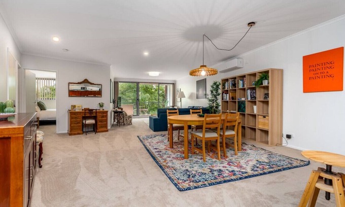 Griffith Apartment | Vibrant 2BR Apt | 500m to Manuka/Kingston!