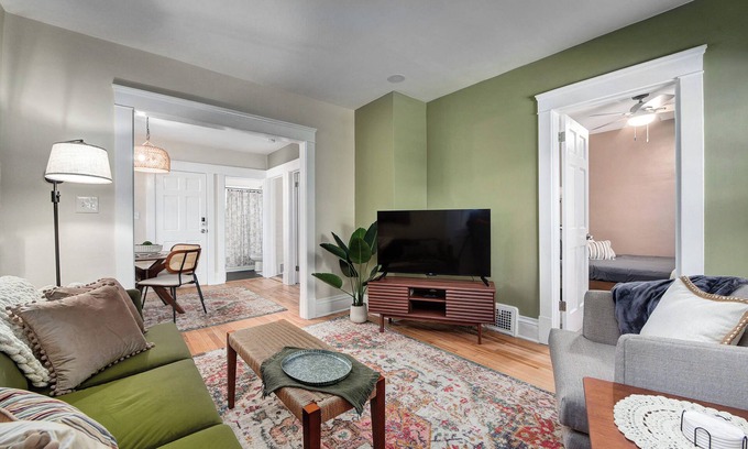 Cleveland Apartment | Vibrant 2BR Larchmere Classic Apt ~ Near Cleveland Clinic & Case Western