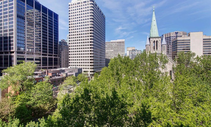 International District Apartment | Vibrant 2BR- Near Old Montreal w/Hot tub