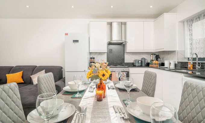 Northumberland Park House | Vibrant 3bedroom Retreat Tottenham Hotspur Stadium free Wifi, parking on request