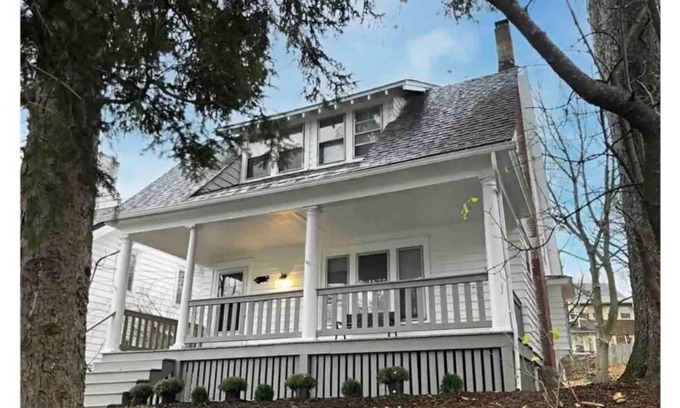 Eastside House | Vibrant 4 bedroom close to SU